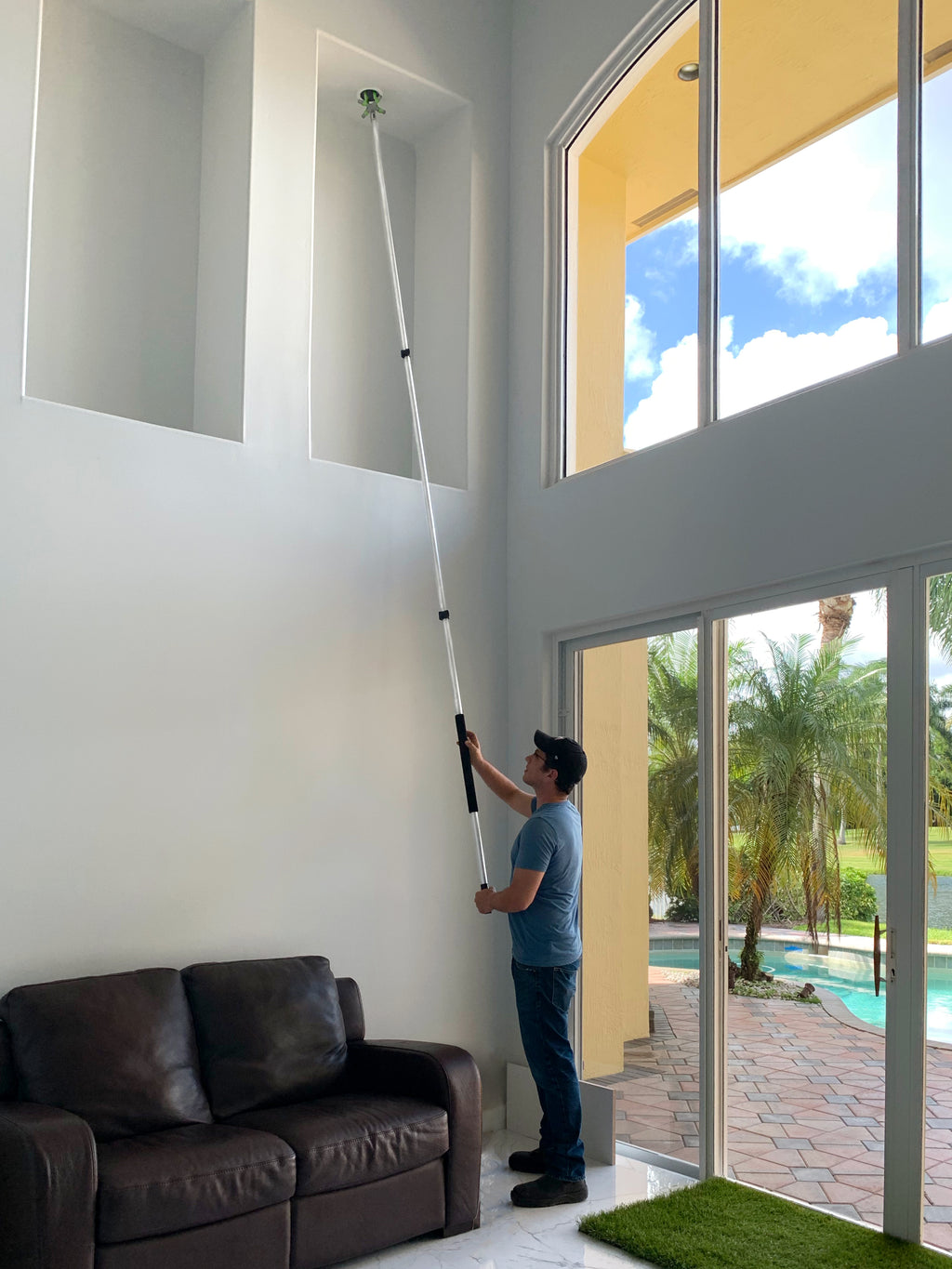 Can you electrocute yourself changing a light bulb?